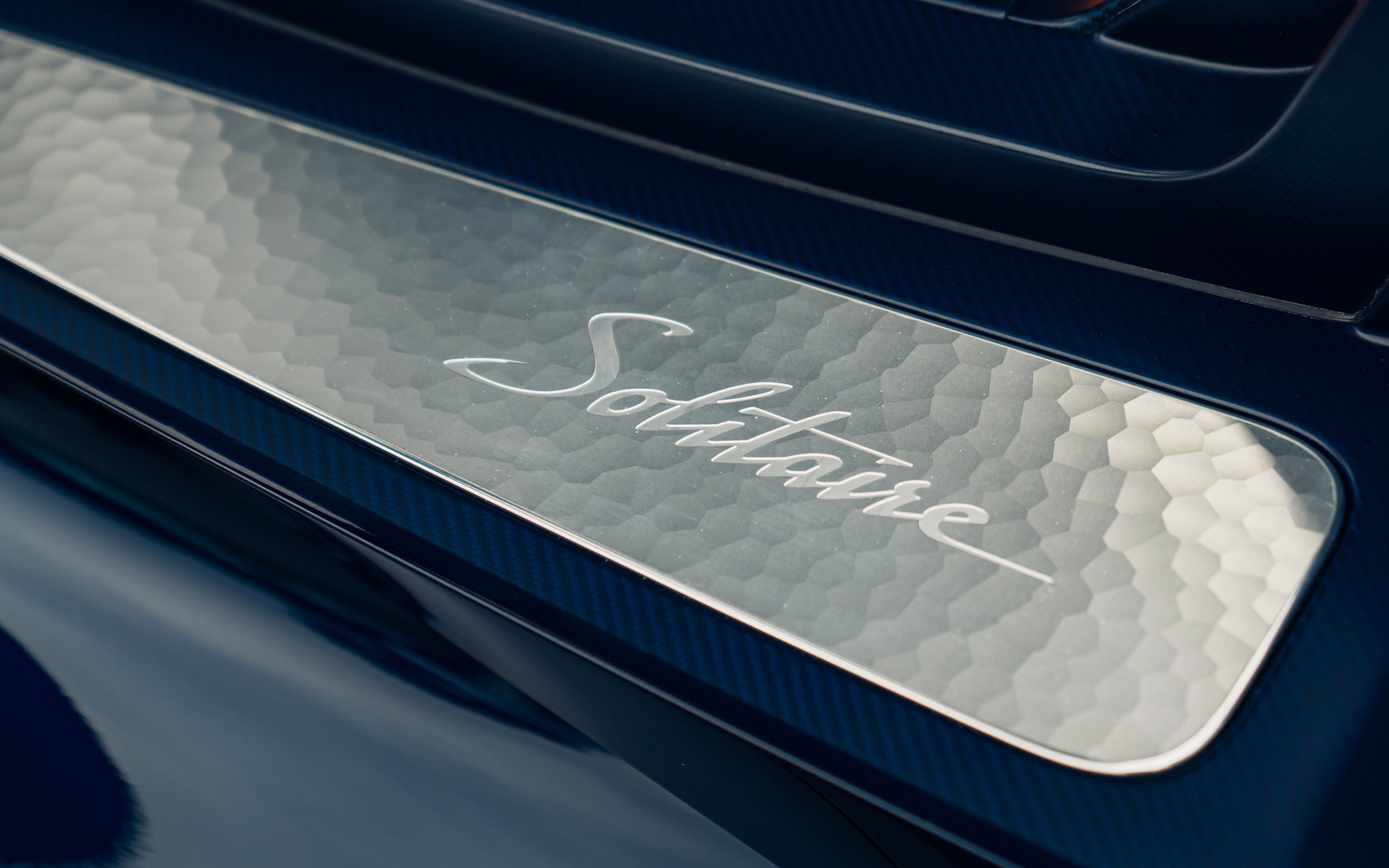 Brightwork components carry a hammered surface finish – a subtle nod to the hand-beaten armor of the medieval knight.